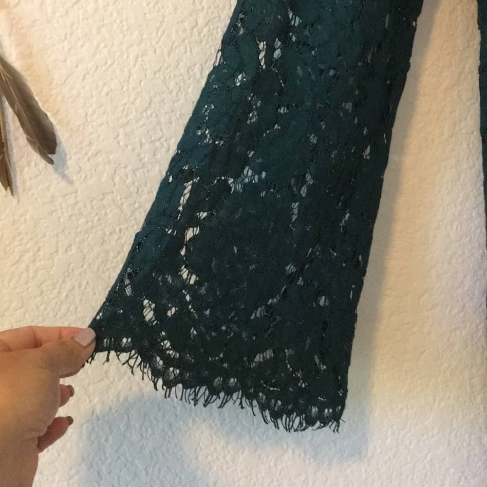 Gorgeous boutique lace bell sleeved dress - Picture 3 of 7